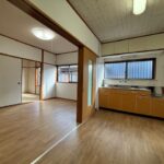 仕切りを開ければ明るいLDKに<br />
フローリングも新調