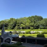 建物前の緑